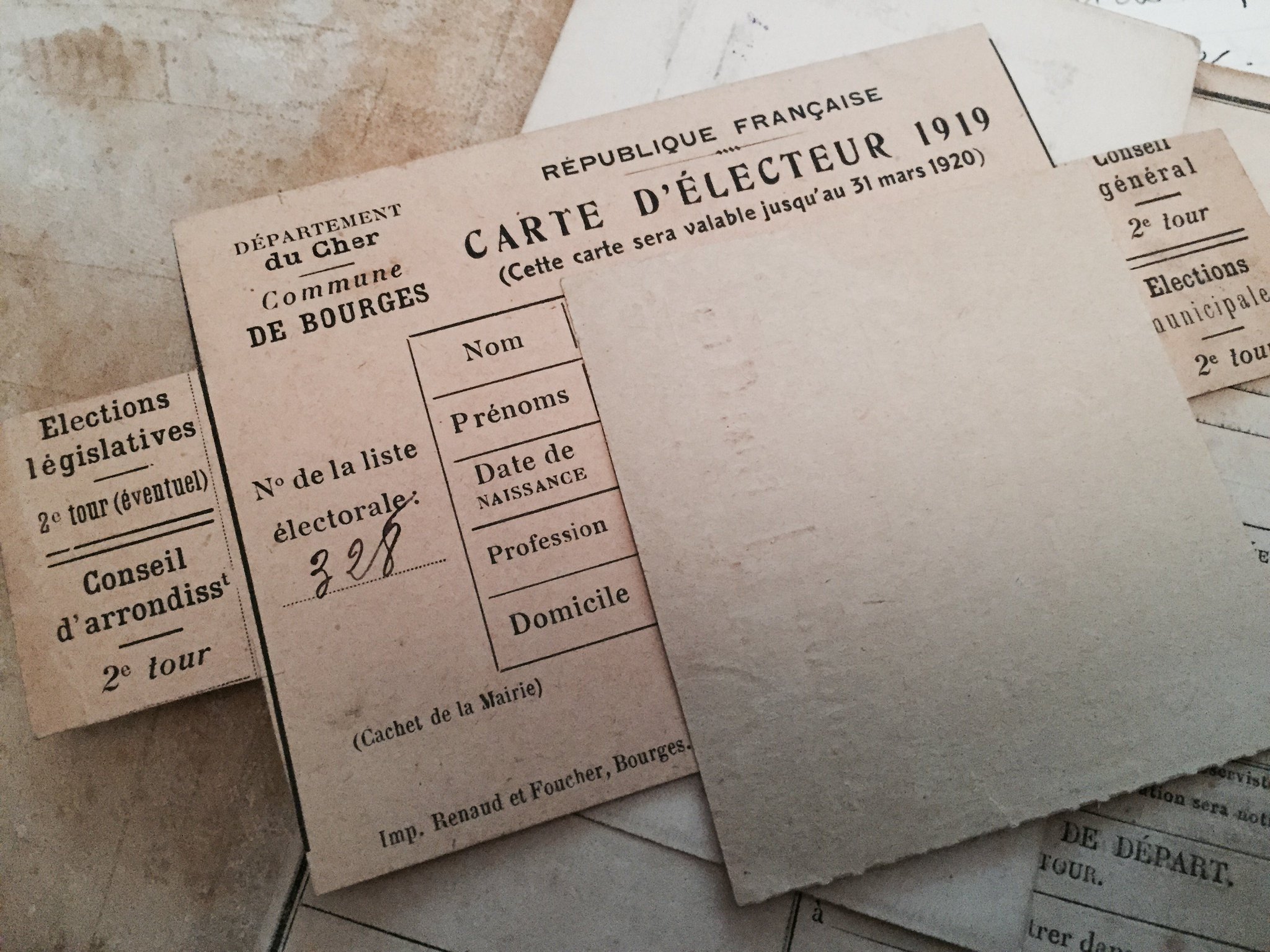 Il y a d'abord une carte d'électeur de Jean, grand-père de Madeleine, le père de son père, 1919 à Bourges https://t.co/Erii8Kf2EO